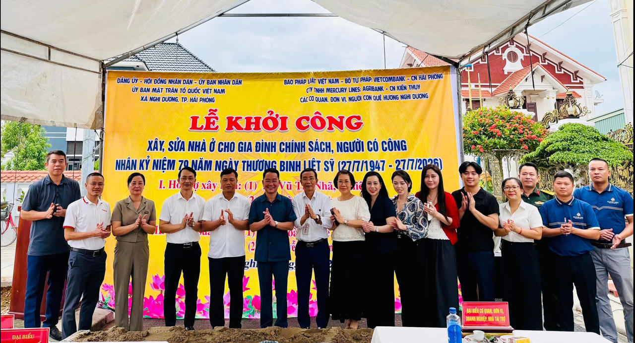 Báo Pháp luật Việt Nam cùng lãnh đạo xã Nghi Dương và các đơn vị tài trợ chụp ảnh lưu niệm .