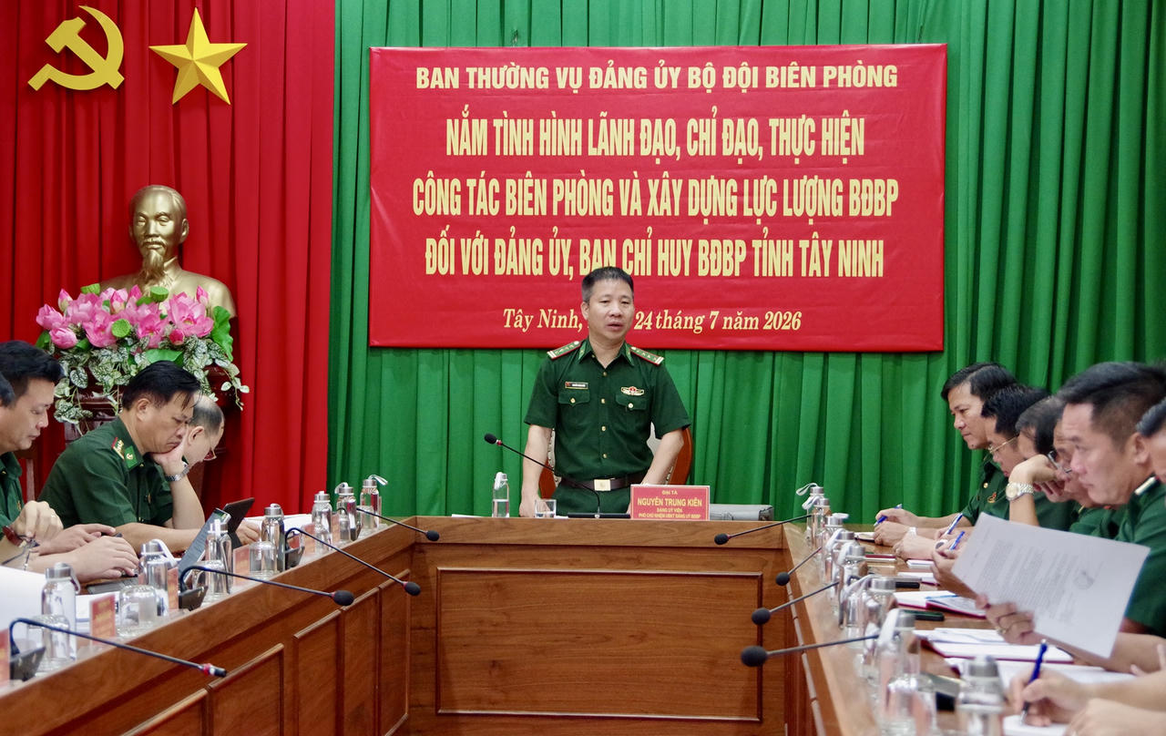 Đại tá Nguyễn Trung Kiên phát biểu nhận xét sơ bộ kết quả lãnh đạo của Đảng ủy, Ban Chỉ huy BĐBP tỉnh Tây Ninh. Ảnh: Đinh Quân