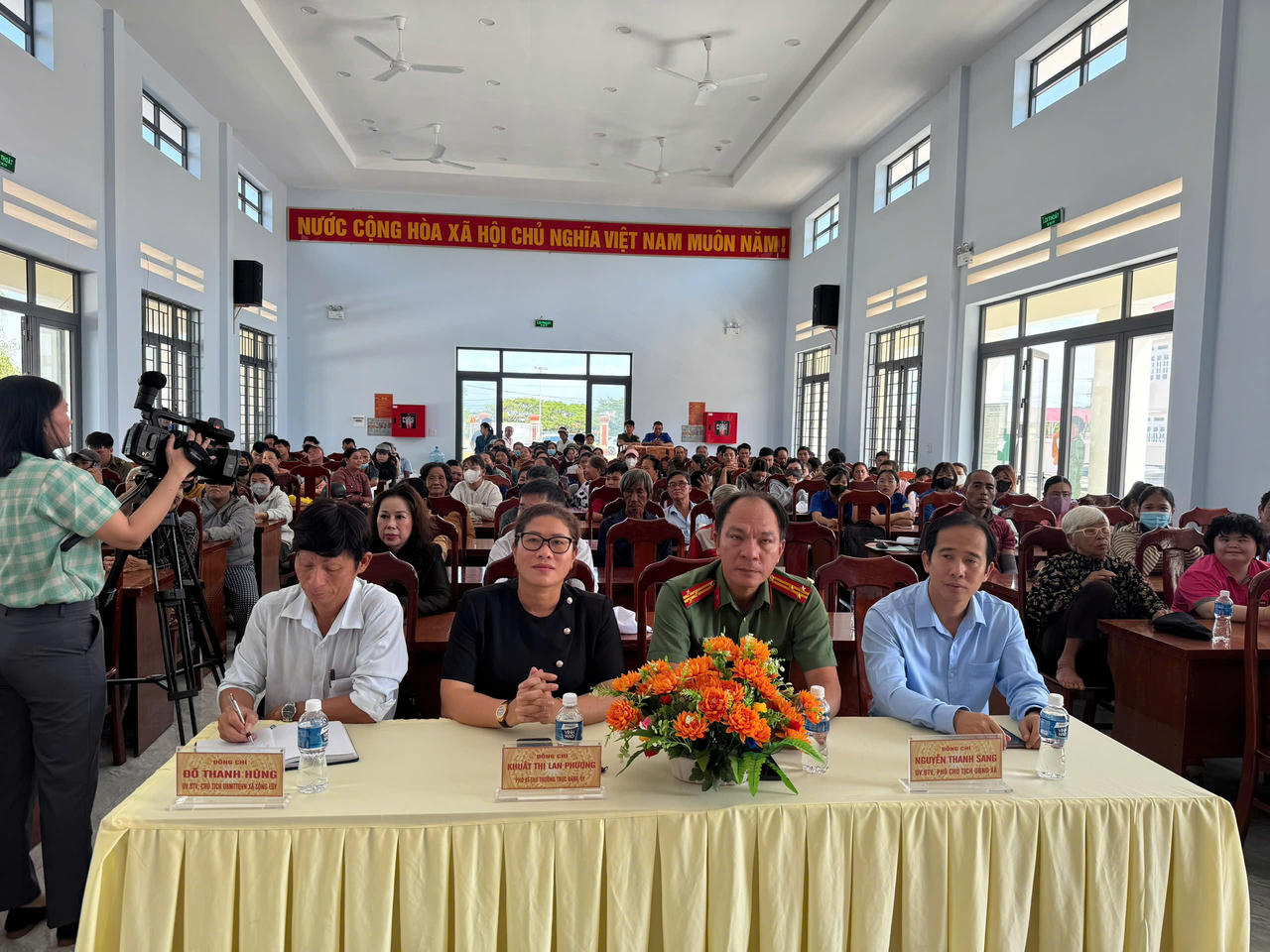 Tham dự buổi trao quà có lãnh đạo Công an tỉnh Lâm Đồng và lãnh đạo xã Sông Lũy. (Ảnh: Thiên Ấn)