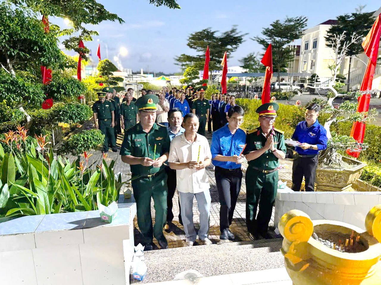 Cán bộ, chiến sĩ các đơn vị tổ chức thắp nến tri ân, tưởng nhớ công lao to lớn của các Anh hùng liệt sĩ tại địa bàn biên giới tỉnh Cà Mau - Ảnh: Tá Yên.