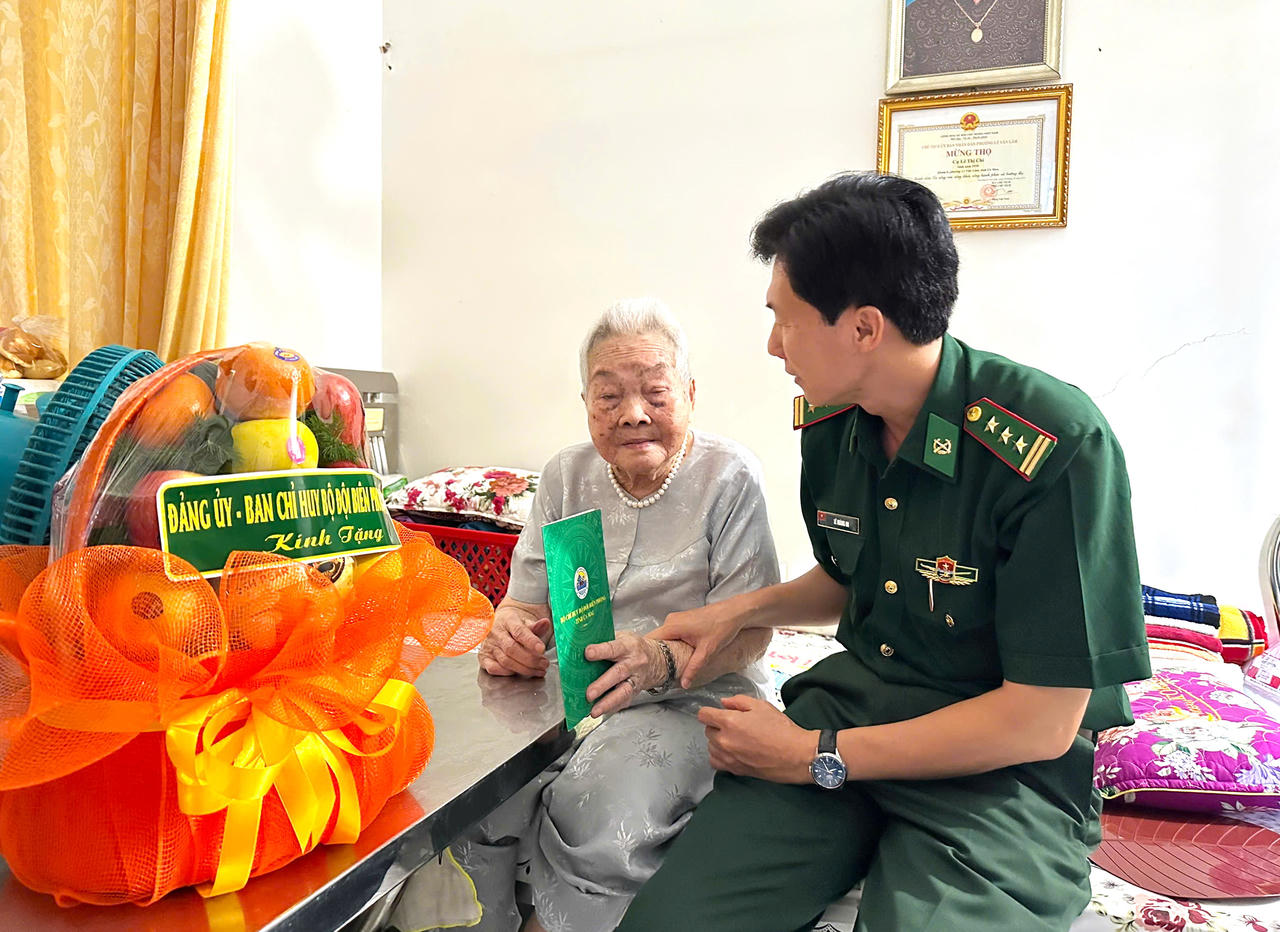 Thượng tá Lê Hoàng On thăm hỏi, tặng quà Mẹ Việt Nam anh hùng Lê Thị Chi (ngụ khóm 8, phường Lý Văn Lâm) - Ảnh: Tá Yên.