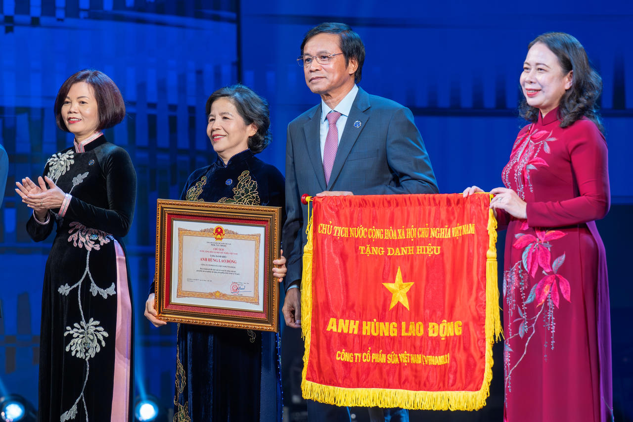 Vinamilk đón nhận danh hiệu Anh hùng Lao động lần hai