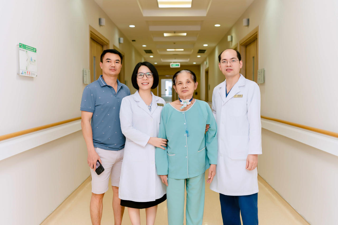 Bệnh nhân bình phục ngoạn mục trong niềm vui của gia đình và đội ngũ bác sĩ. (Ảnh: Vinmec)