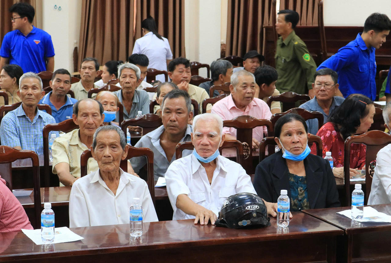 Rất đông thân nhân liệt sĩ chờ lấy mẫu ADN. Ảnh: Lan Phương