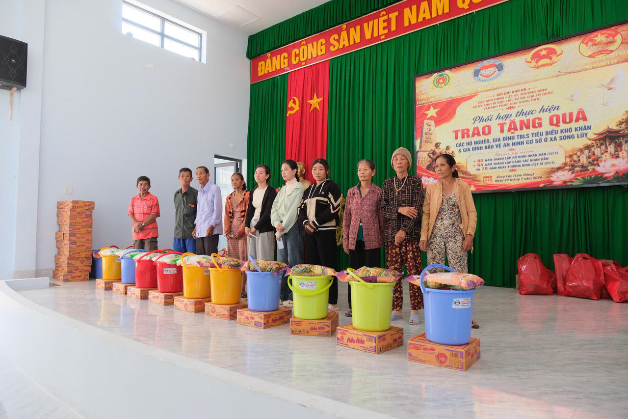 150 phần quà cho hộ gia đình khó khăn, thương binh liệt sĩ và bảo vệ an ninh cơ sở. (Ảnh: Thiên Ấn)