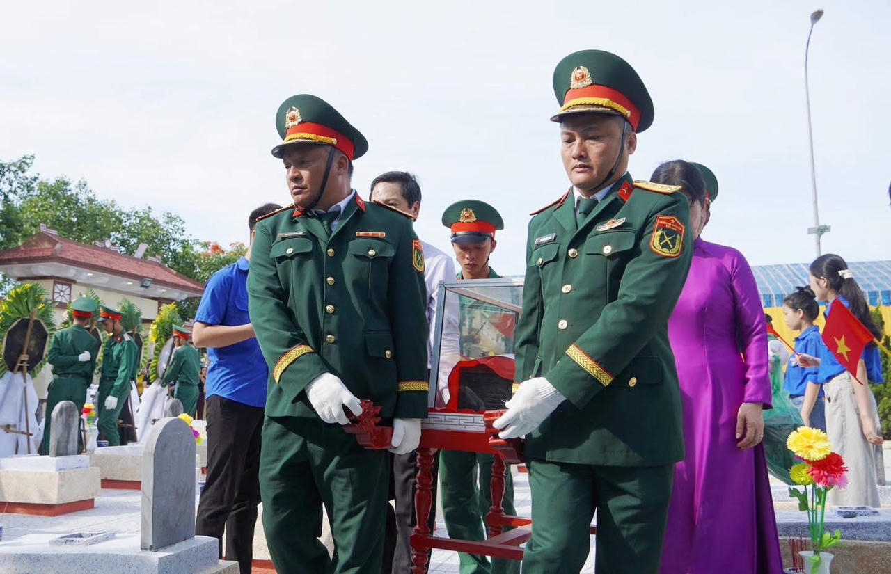 Di chuyển hài cốt liệt sĩ về nơi an táng tại Nghĩa trang liệt sĩ Cam Giang. (Ảnh: Tiến Nhất)
