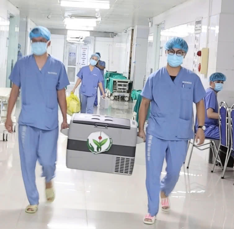 Ê kip vận chuyển tạng ghép tại Bệnh viện Đa khoa tỉnh Phú Thọ. (Ảnh: ĐVCC)
