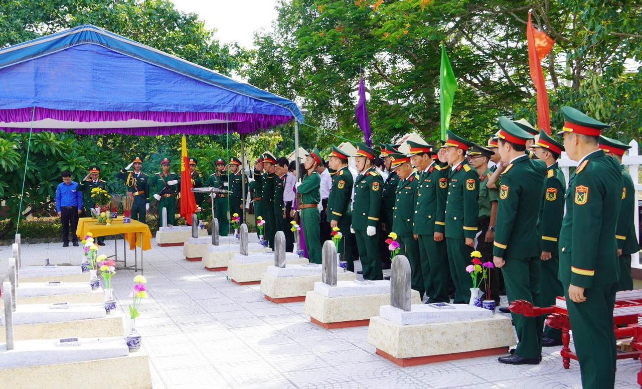 Phó Chủ tịch Thường trực UBND tỉnh Hoàng Nam cùng các đại biểu và Nhân dân tưởng niệm các anh hùng liệt sĩ. (Ảnh: Tiến Nhất)