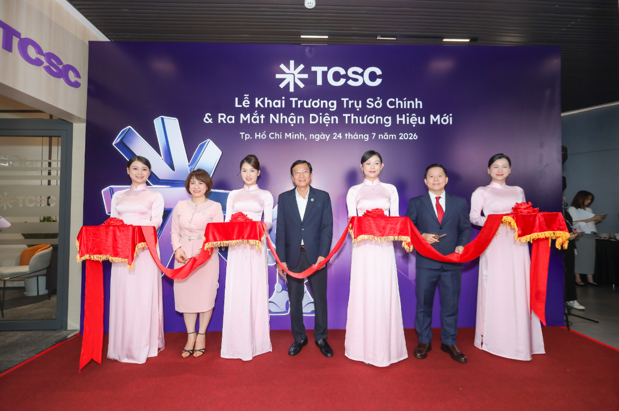 Ông Lê Nhị Năng - Vụ trưởng, Trưởng cơ quan đại diện Ủy Ban Chứng Khoán Nhà nước phía Nam, Bà Vũ Thị Như Mai - Chủ tịch HĐQT TCSC và Ông Nguyễn Xuân Cường - Tổng Giám đốc TCSC tại lễ cắt băng khai trương.