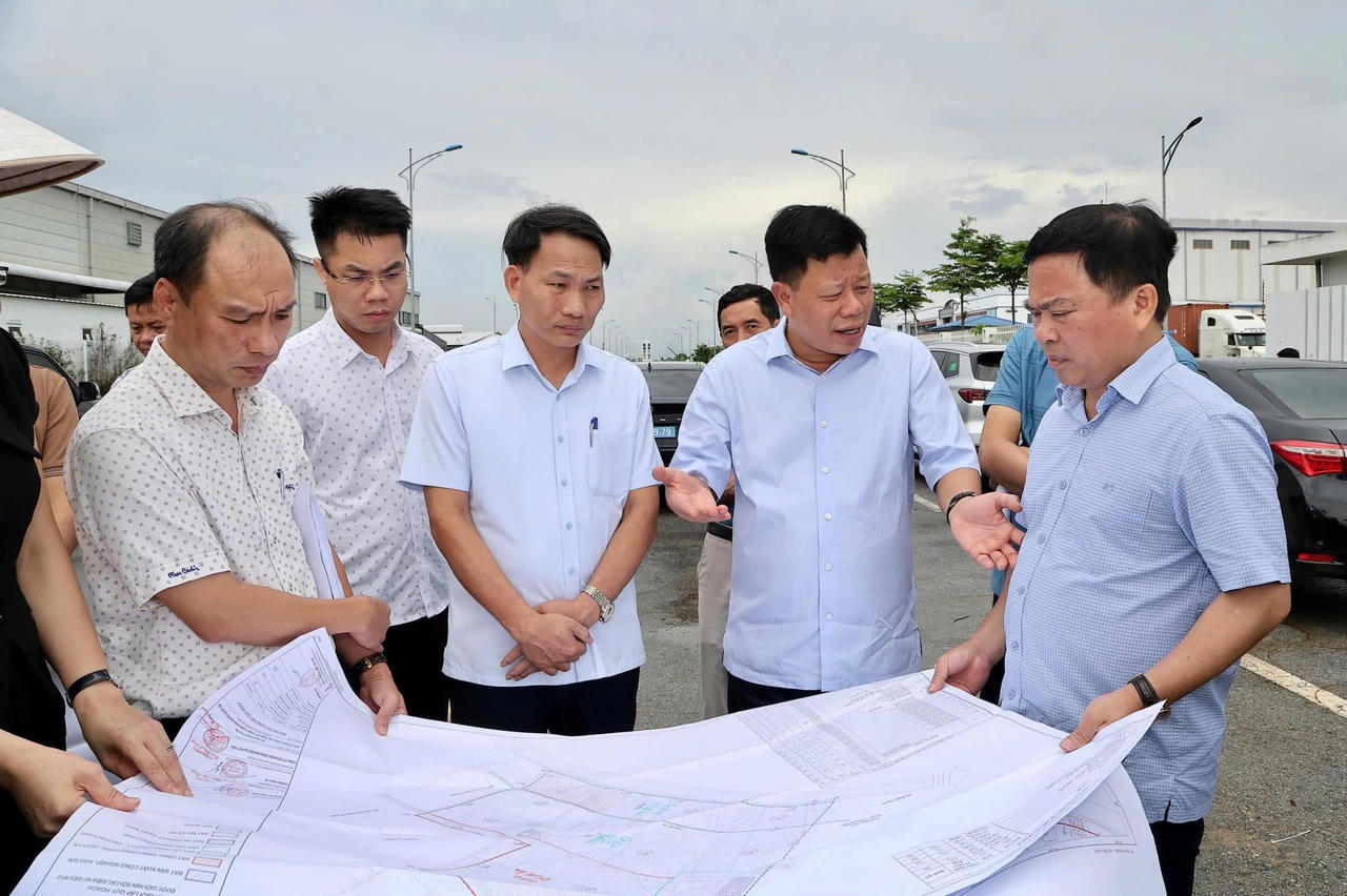 Phó Chủ tịch UBND TP Lê Trung Kiên kiểm tra tiến độ triển khai Cụm công nghiệp Quyết Tiến tại xã Tiên Lãng.  (Ảnh: CTTĐT TP HP)