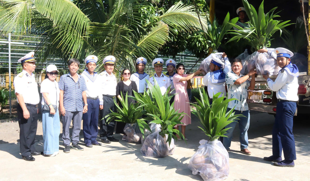 Quang cảnh hoạt động tiếp nhận. Ảnh: Vùng 4 Hải quân