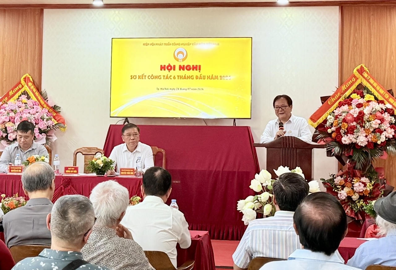  NSND - Chủ tịch Vương Duy Biên, Hiệp hội Phát triển công nghiệp văn hóa Việt Nam chia sẻ thông tin tại Hội nghị (Ảnh: Thùy Dương).