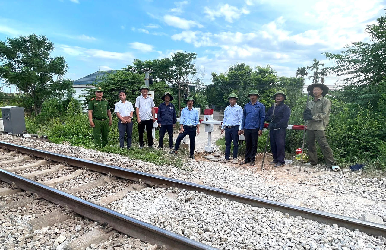 Lực lượng chức năng tổ chức đóng lối đi tự mở tại Km505+600, qua địa bàn xã Lệ Ninh, tỉnh Quảng Trị. (Ảnh: M.P).