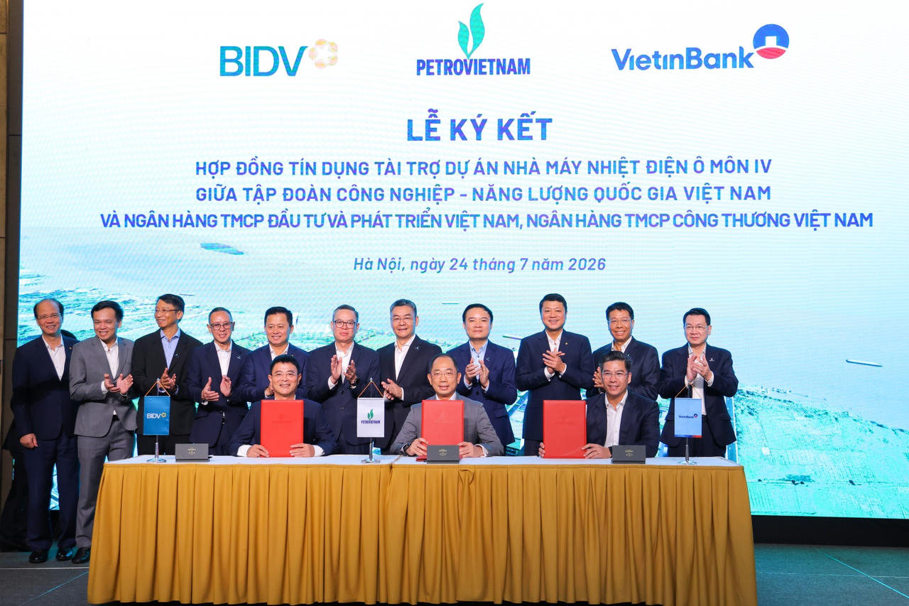 Đại diện ba đơn vị thực hiện nghi thức ký kết tín dụng.