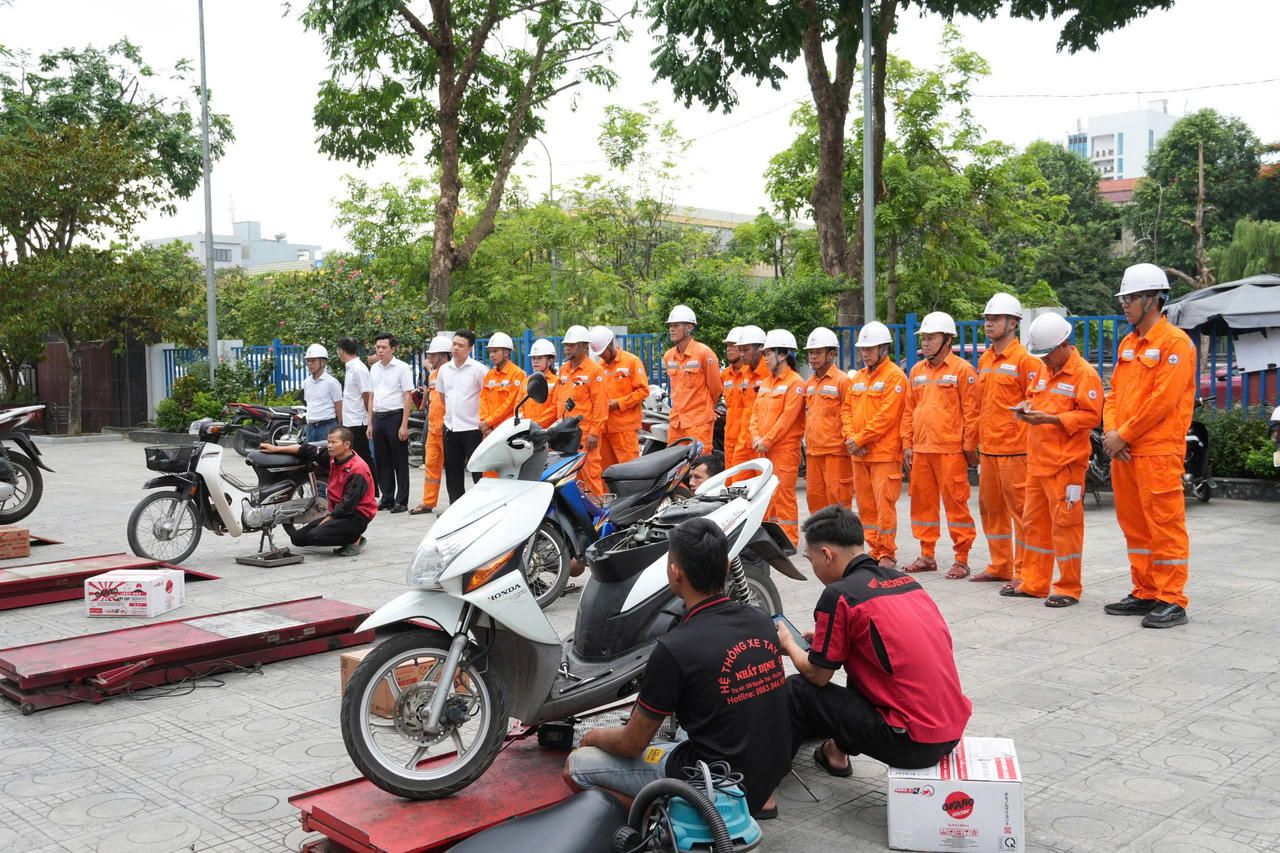 Công ty Điện lực Thanh Hóa đã hỗ trợ hơn 1.400 cán bộ, công nhân viên bảo dưỡng phương tiện cá nhân.