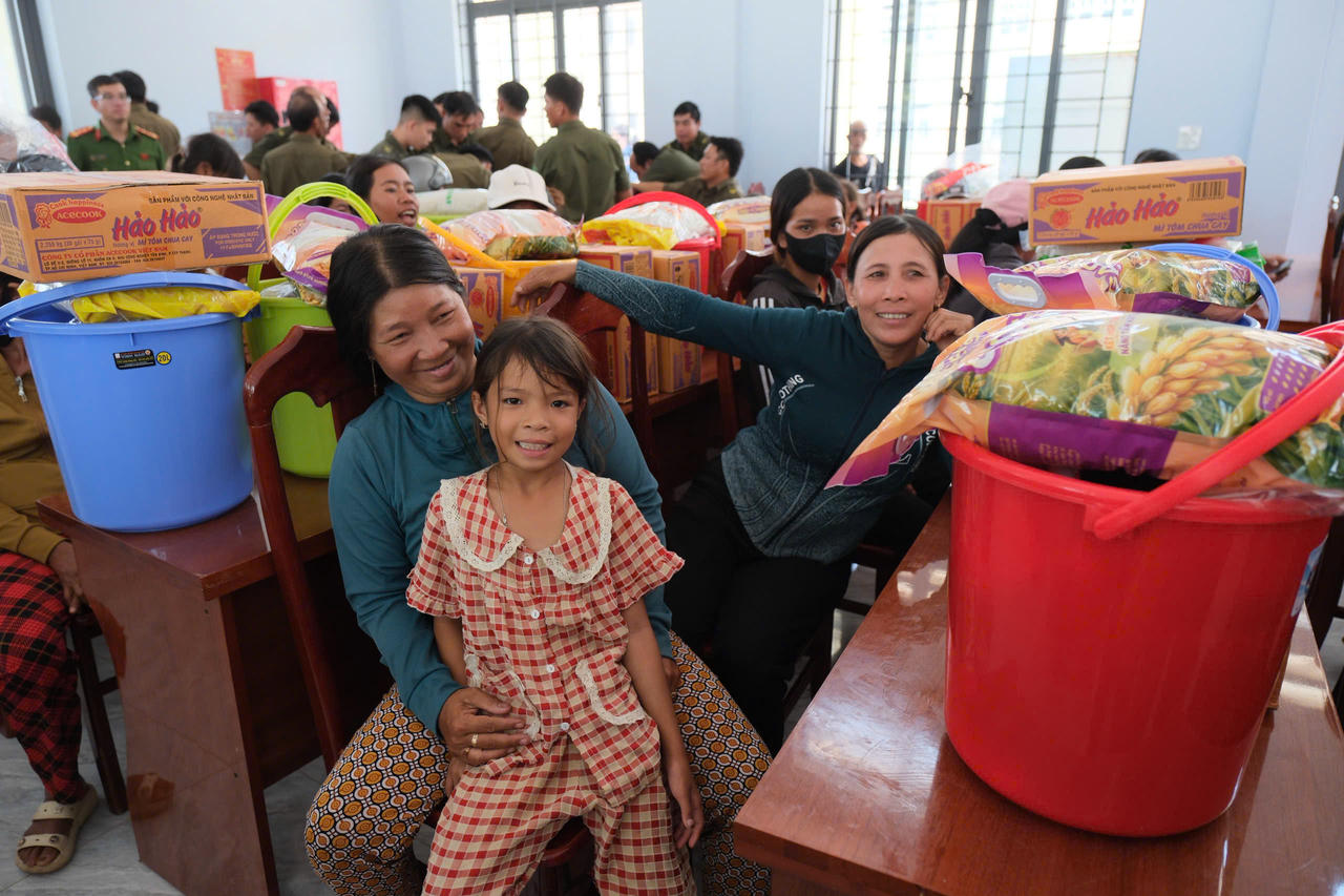 Bà con vui mừng khi nhận được các phần quà. (Ảnh: Thiên Ấn)