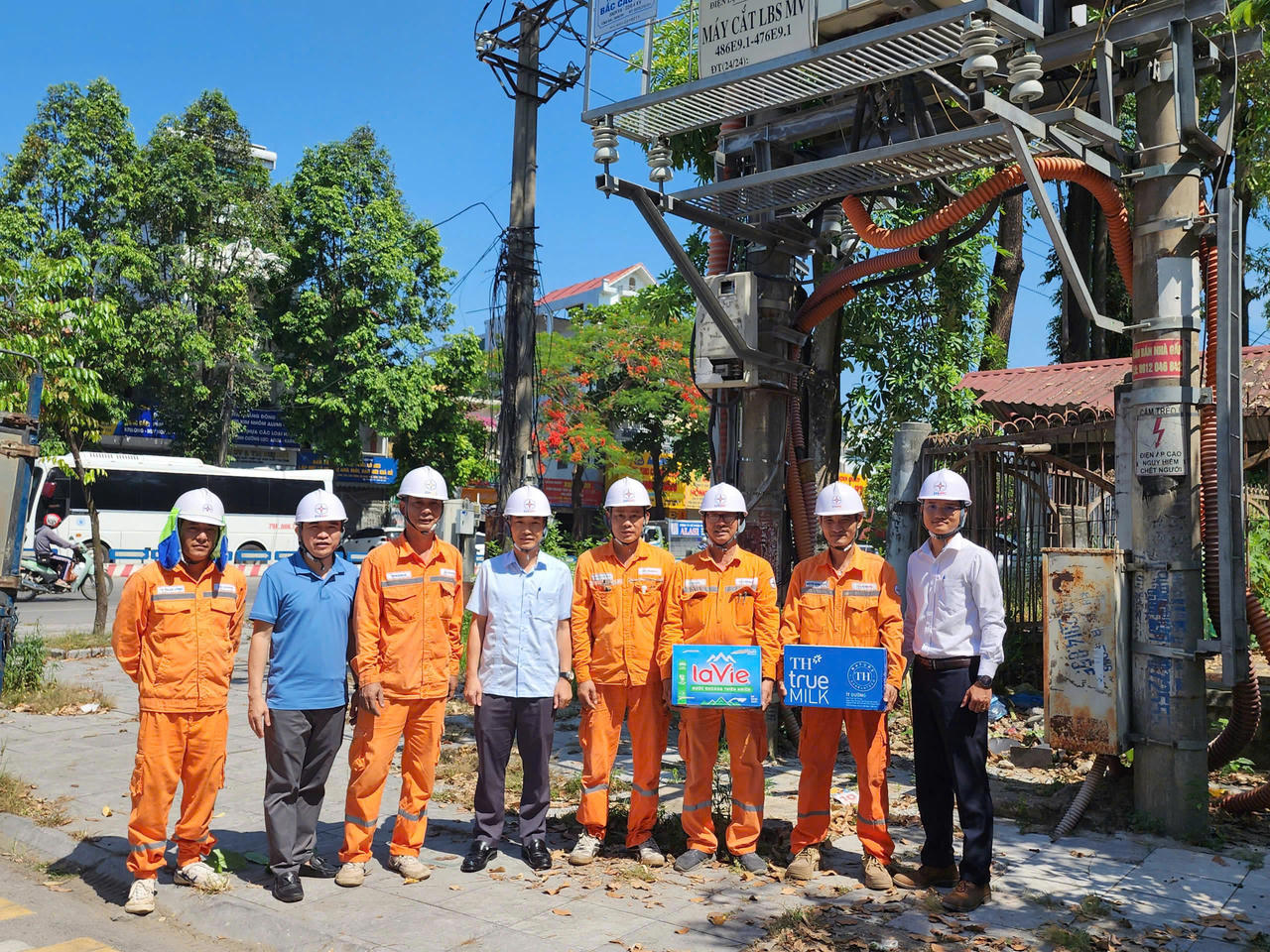 Công đoàn Điện lực Thanh Hóa thường xuyên thăm hỏi, động viên cán bộ, công nhân viên làm việc ngoài hiện trường.