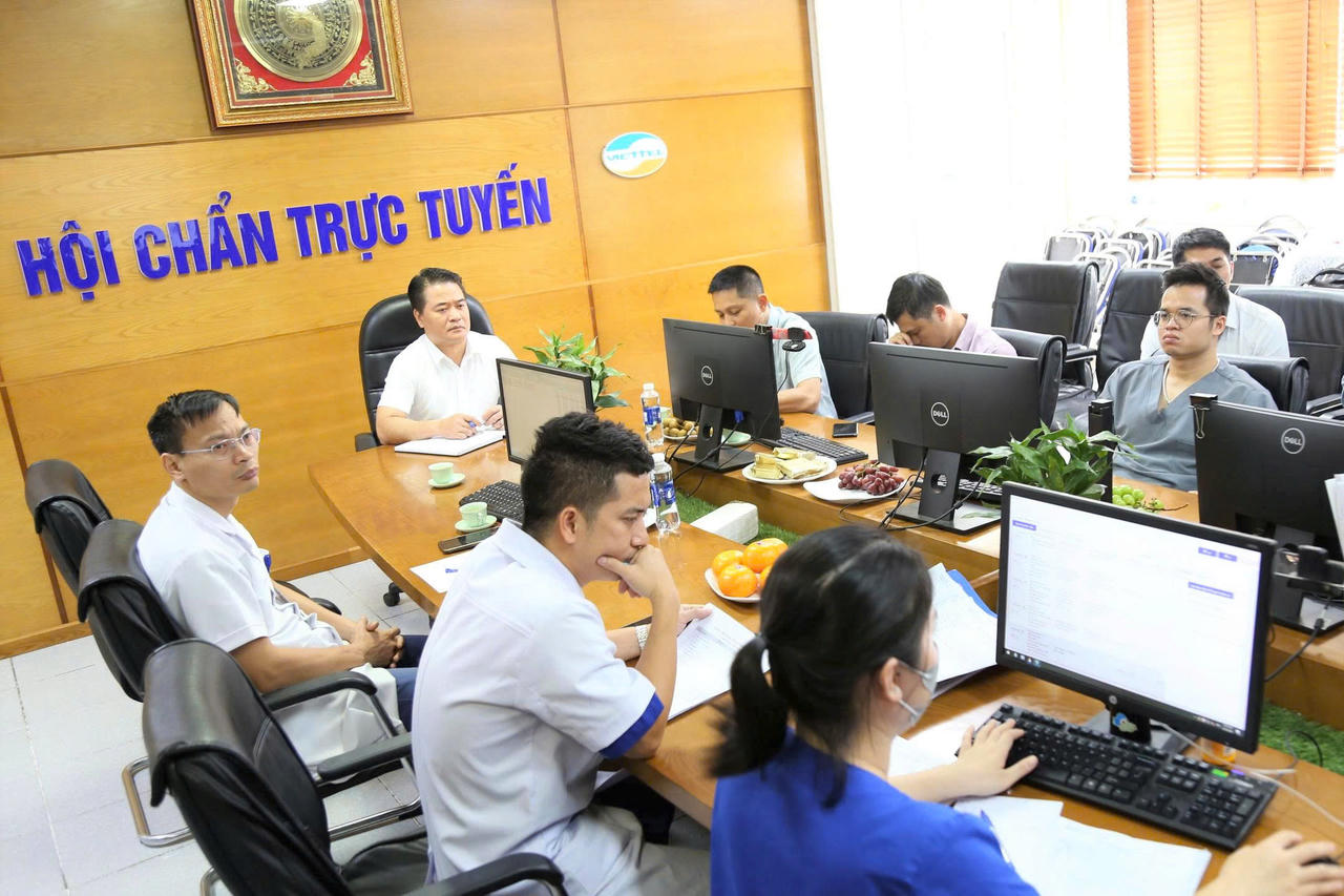 Một buổi hội chẩn tại Bệnh viện Đa khoa tỉnh Phú Thọ trước khi thực hiện ca hiến - ghép tạng. (Ảnh: ĐVCC)