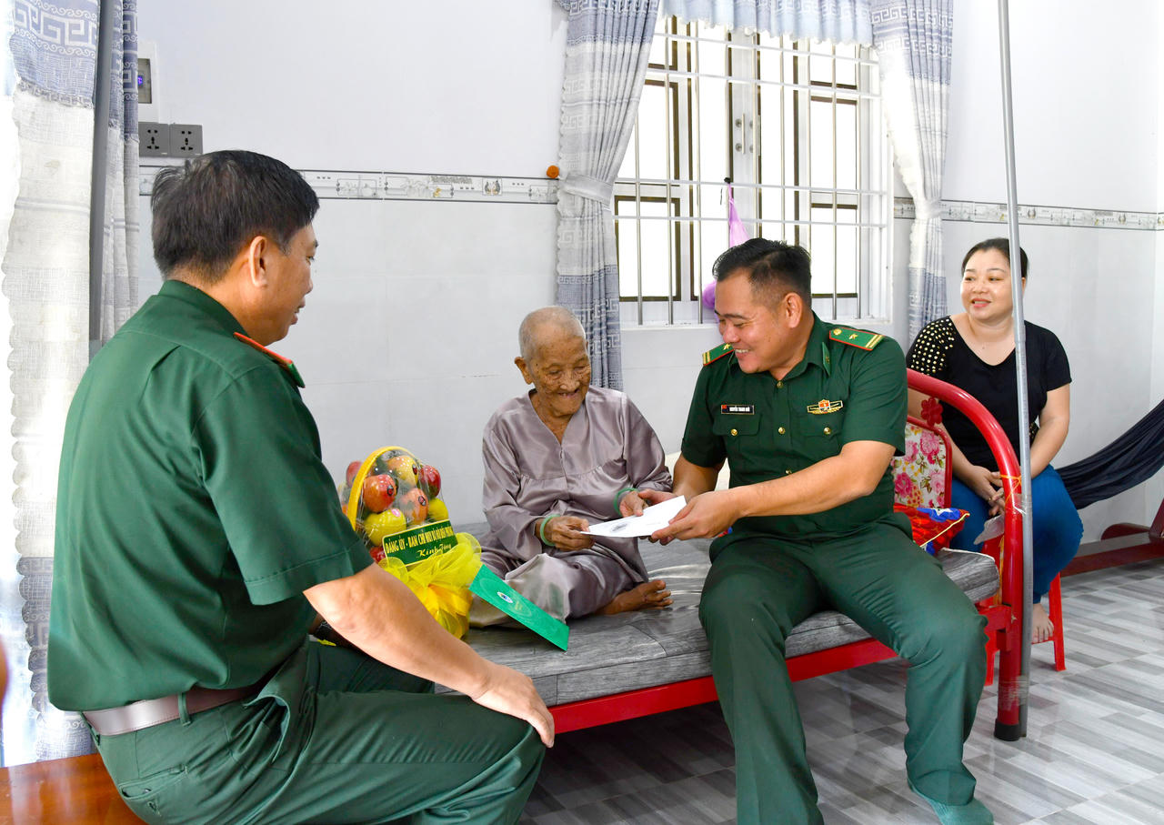 Đại tá Đào Nguyên Hoạt cùng cán bộ Đồn Biên phòng Nhà Mát thăm hỏi, động viên, tặng quà gia đình Anh hùng Lực lượng vũ trang nhân dân Trần Văn Sỹ (phường Bạc Liêu) - Ảnh: Tá Yên.