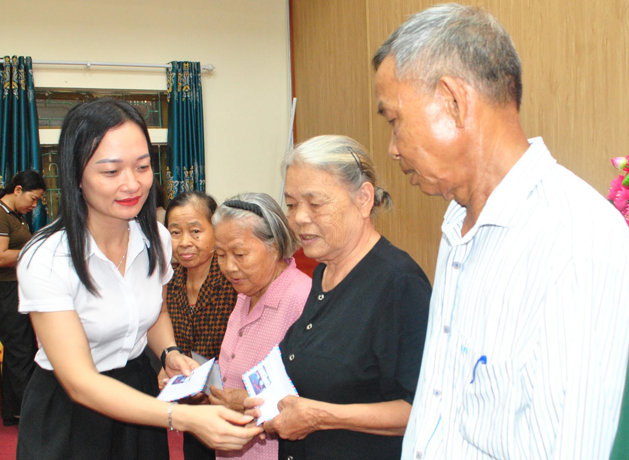  Bà Nguyễn Thị Thu Hiền - Phó Bí thư Thường trực Đảng ủy xã Đồng Lộc trao quà cho các gia đình chính sách, người có công với cách mạng. Ảnh: HA