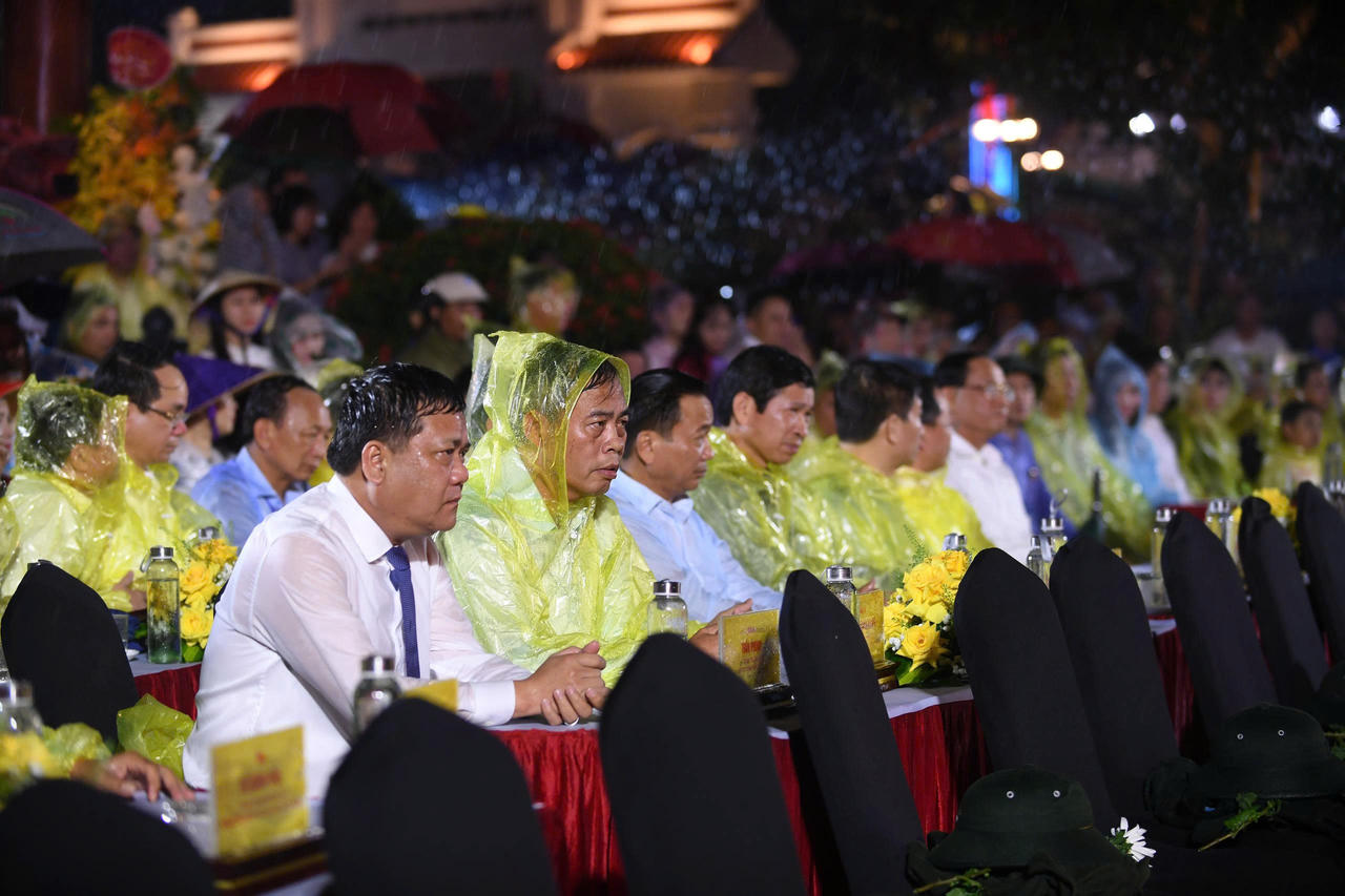 Các đại biểu tham dự chương trình nghệ thuật "Lời tri ân - Dòng sông hóa lửa" tại Khu di tích lịch sử quốc gia Bến phà II Long Đại. (Ảnh: M.P.)