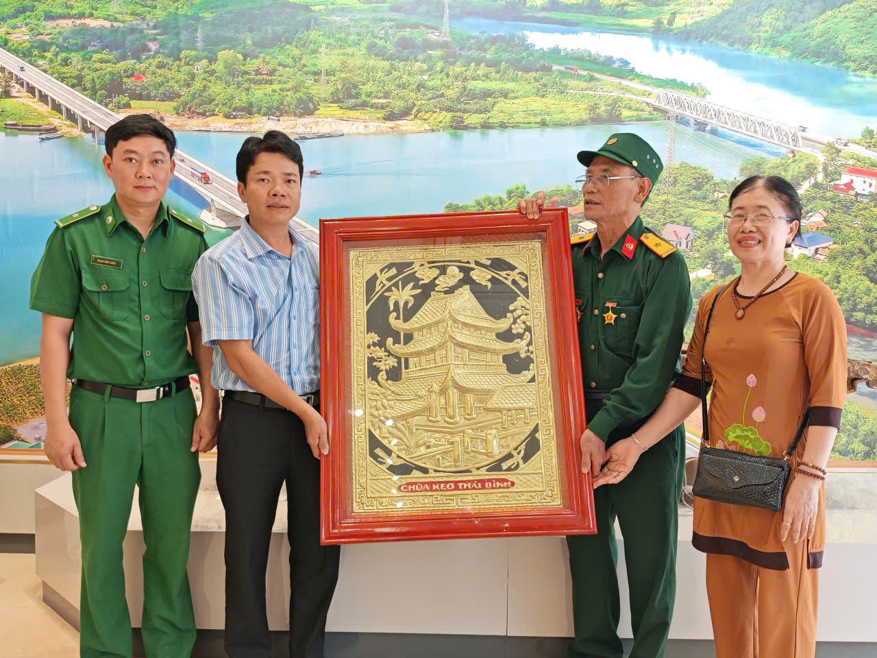 Ông Vũ Thế Huyền trao tặng kỷ vật lưu niệm cho Khu di tích lịch sử quốc gia Bến phà II Long Đại. (Ảnh: NVCC).