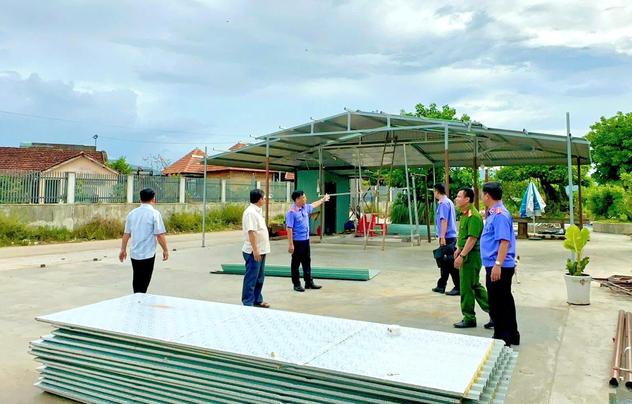 Công trình quán cà phê, giải khát xây dựng trái phép trên đất công ở xã Tây Sơn đã được tháo dỡ sau kiến nghị của Viện KSND khu vực 4 - Gia Lai. (Ảnh: ĐVCC)