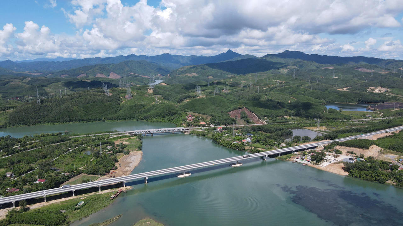Dòng Long Đại hôm nay được phủ một màu xanh bình yên, khó ai hình dung nơi đây từng là "tọa độ lửa" trên tuyến đường Trường Sơn. (Ảnh: M.P).