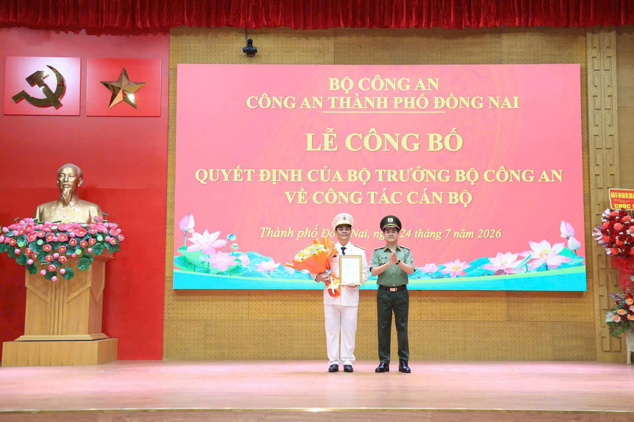 Thừa ủy quyền Bộ trưởng Bộ Công an, Thiếu tướng Nguyễn Đức Hải trao quyết định bổ nhiệm Đại tá Trần Trọng Thủy giữ chức Phó Giám đốc Công an TP Đồng Nai. Ảnh: CACC