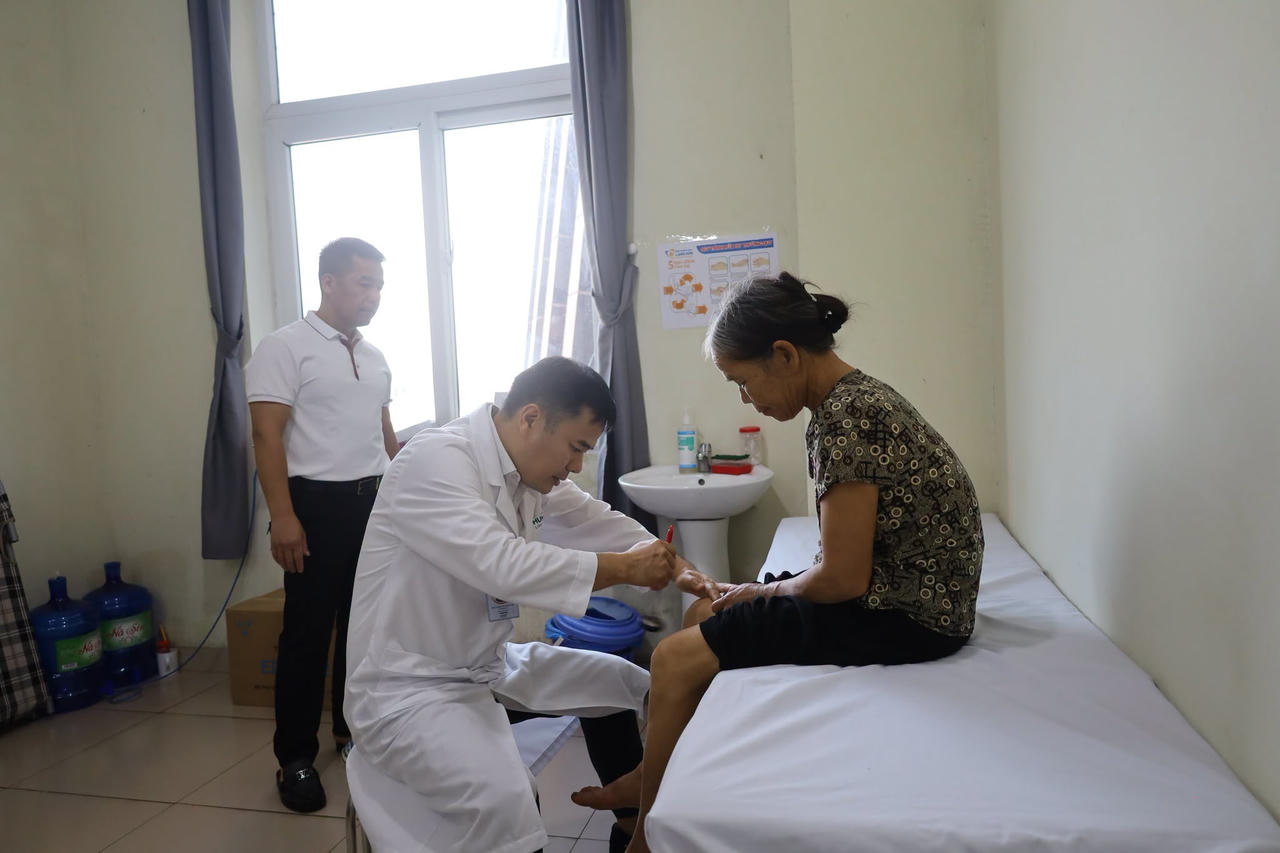 Chuyên gia đầu ngành lĩnh vực cột sống trực tiếp khám bệnh cho bệnh nhân tại Bệnh viện Đa khoa tỉnh Lạng Sơn.