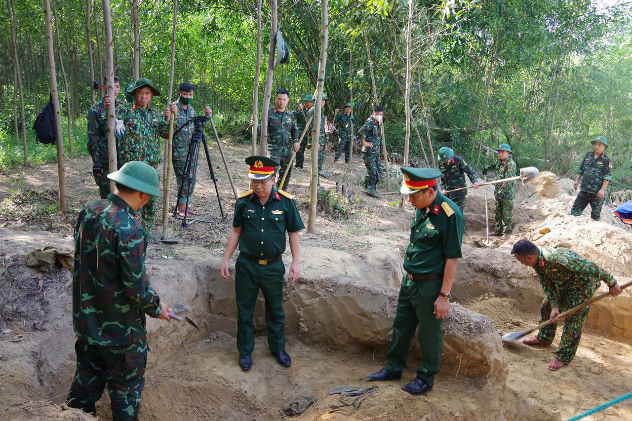 Lãnh đạo Bộ CHQS tỉnh Quảng Trị kiểm tra, động viên các lực lượng làm nhiệm vụ tại hiện trường. (Ảnh Xuân Diện)