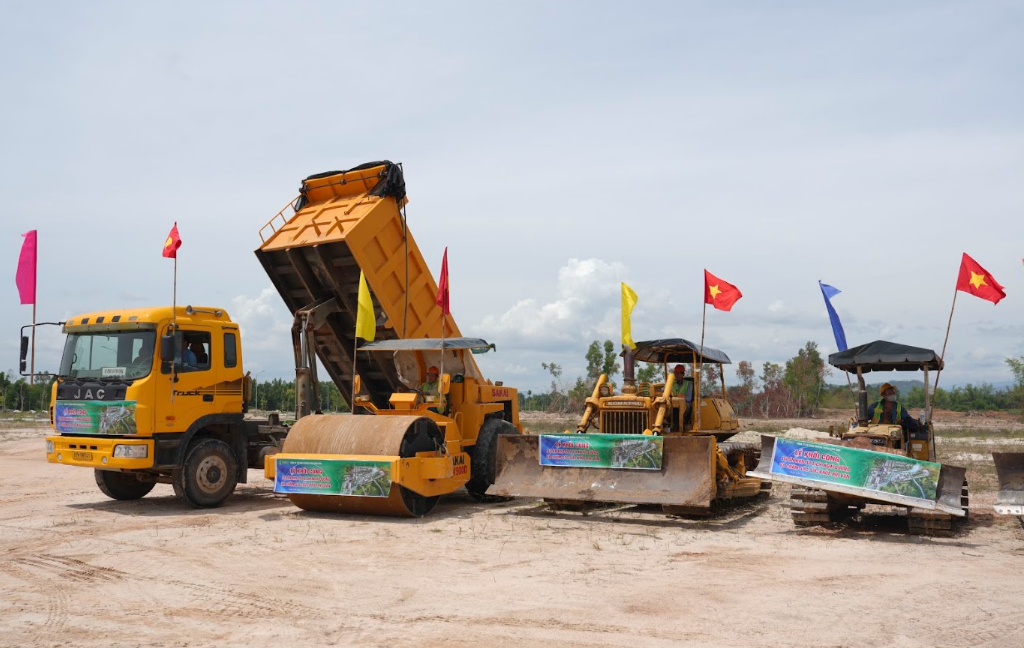 Các trang thiết bị được huy động tại Lễ khởi công.