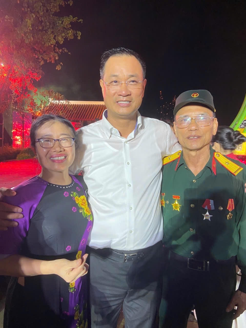 Ông Vũ Thế Huyền chụp ảnh lưu niệm cùng ông Lê Ngọc Quang, Bí thư Tỉnh ủy Quảng Trị, tại lễ khánh thành Khu tưởng niệm 16 TNXP hy sinh tháng 9/1972. (Ảnh: NVCC).