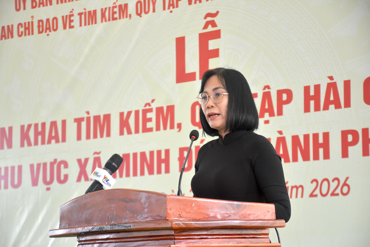 Bà Nguyễn Thị Hoàng, Phó Chủ tịch UBND, Trưởng Ban Chỉ đạo thành phố Đồng Nai báo cáo kết quả tìm kiếm, quy tập hài cốt liệt sĩ tại khu vực xã Minh Đức, thành phố Đồng Nai. Ảnh Duy Trường