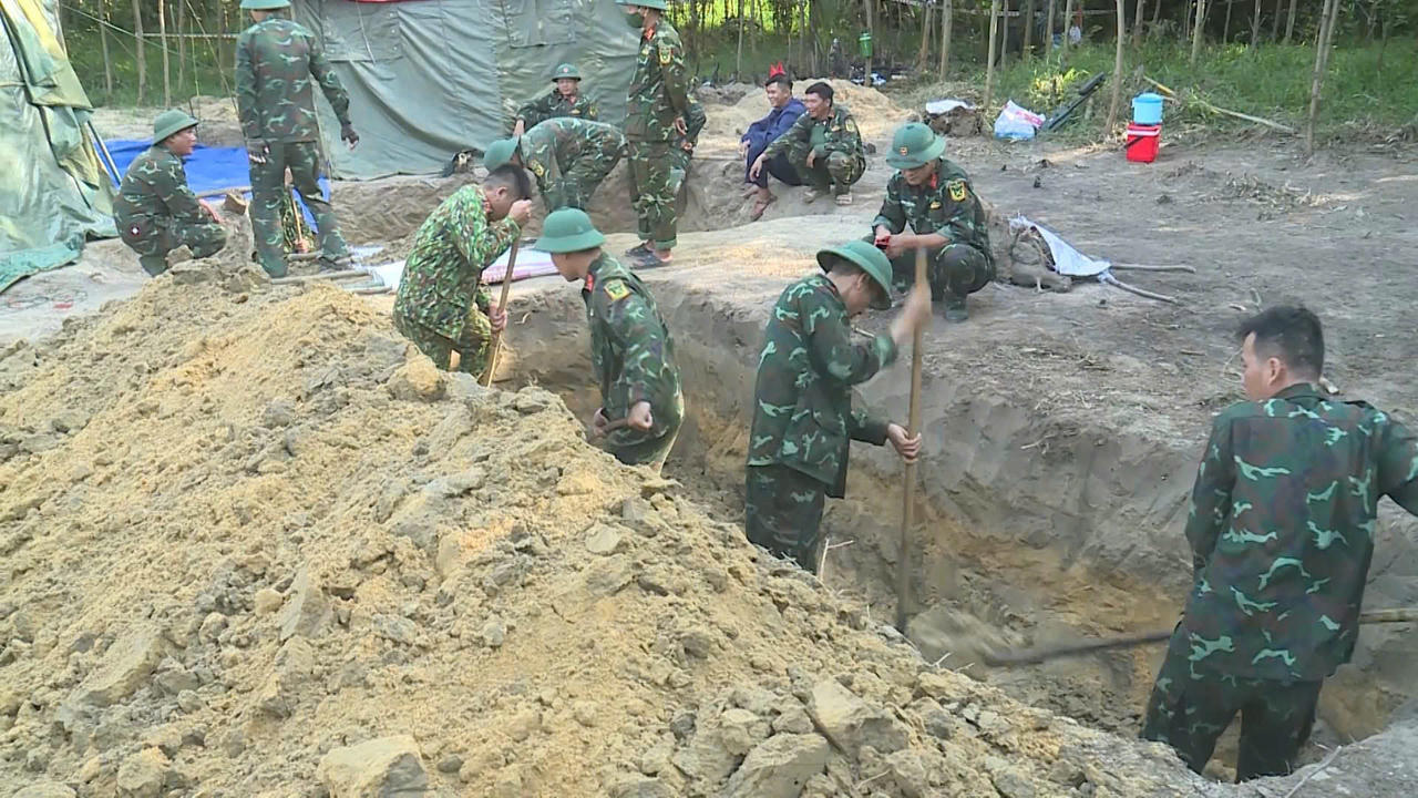 Các lực lượng mở rộng phạm vi tìm kiếm tại khu vực Câu Nhi theo nguồn thông tin đã được xác minh. (Ảnh Xuân Diện)