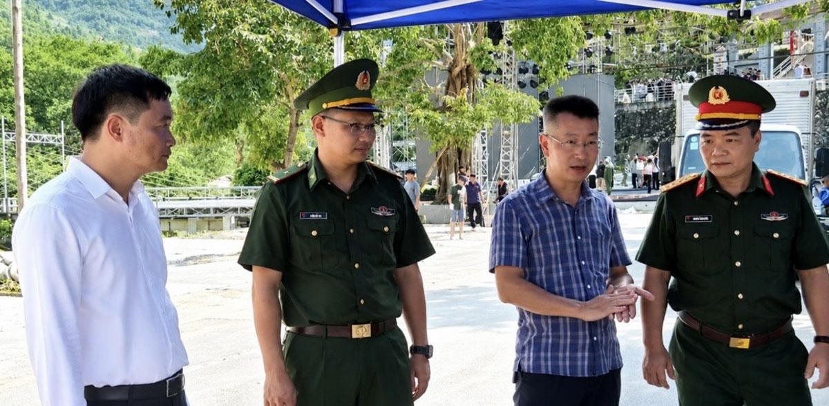 Lãnh đạo tỉnh Tuyên Quang kiểm tra công tác chuẩn bị Cầu truyền hình "Sao sáng dẫn đường". (Ảnh: Khánh Huyền)