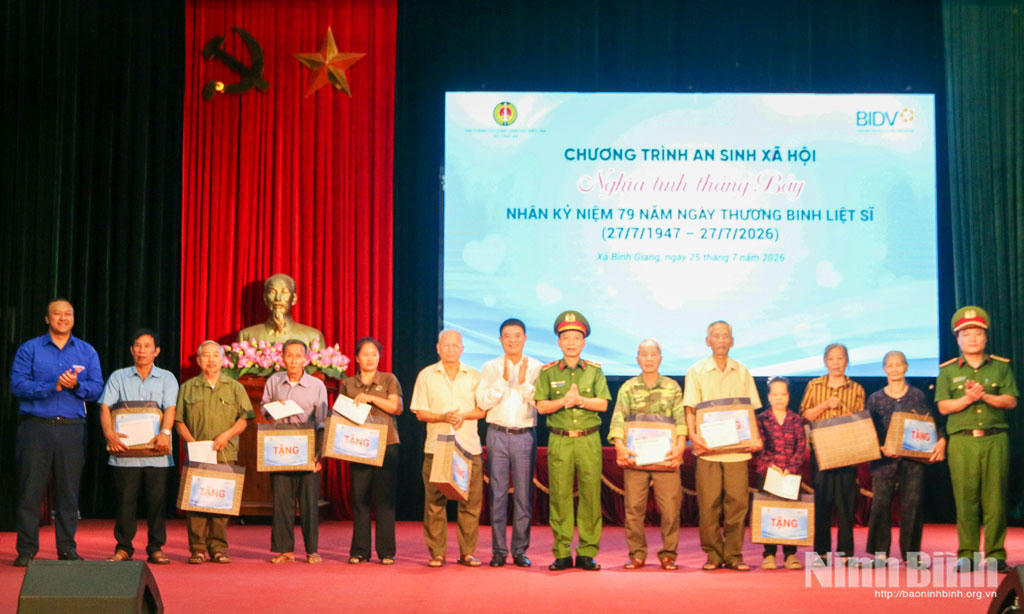 Thiếu tướng Nguyễn Thanh Sơn, Phó Chánh Văn phòng Cơ quan Cảnh sát điều tra Bộ Công tặng quà gia đình chính sách, hộ có hoàn cảnh khó khăn trên địa bàn xã Bình Giang. Ảnh: Trần Ích