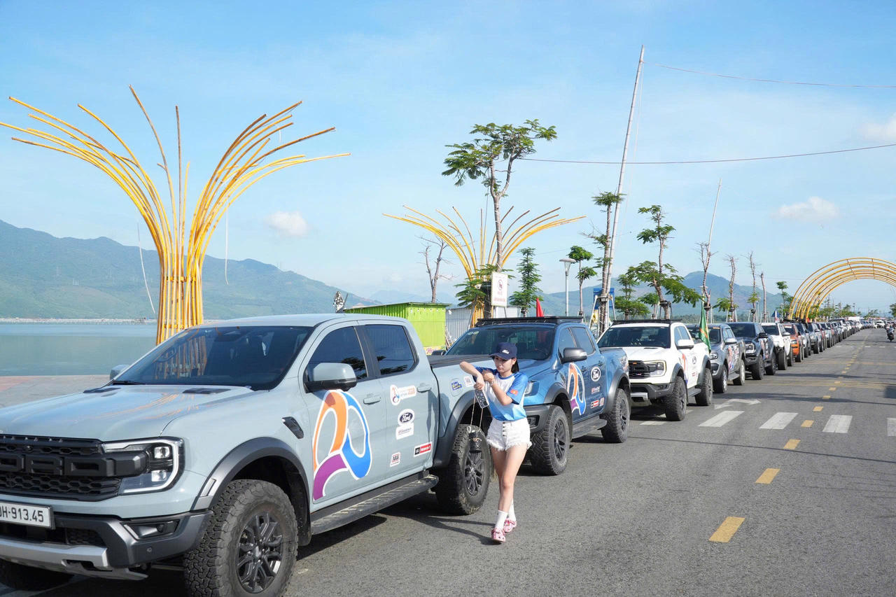 Các phương tiện xếp đội hình trước giờ xuất phát.