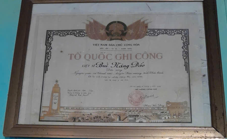 Bằng "Tổ quốc ghi công" của liệt sĩ Bùi Năng Đắc - một trong 16 Thanh niên xung phong Đại đội C130 anh dũng hy sinh tại Bến phà II Long Đại tháng 9/1972. (Ảnh: NVCC).