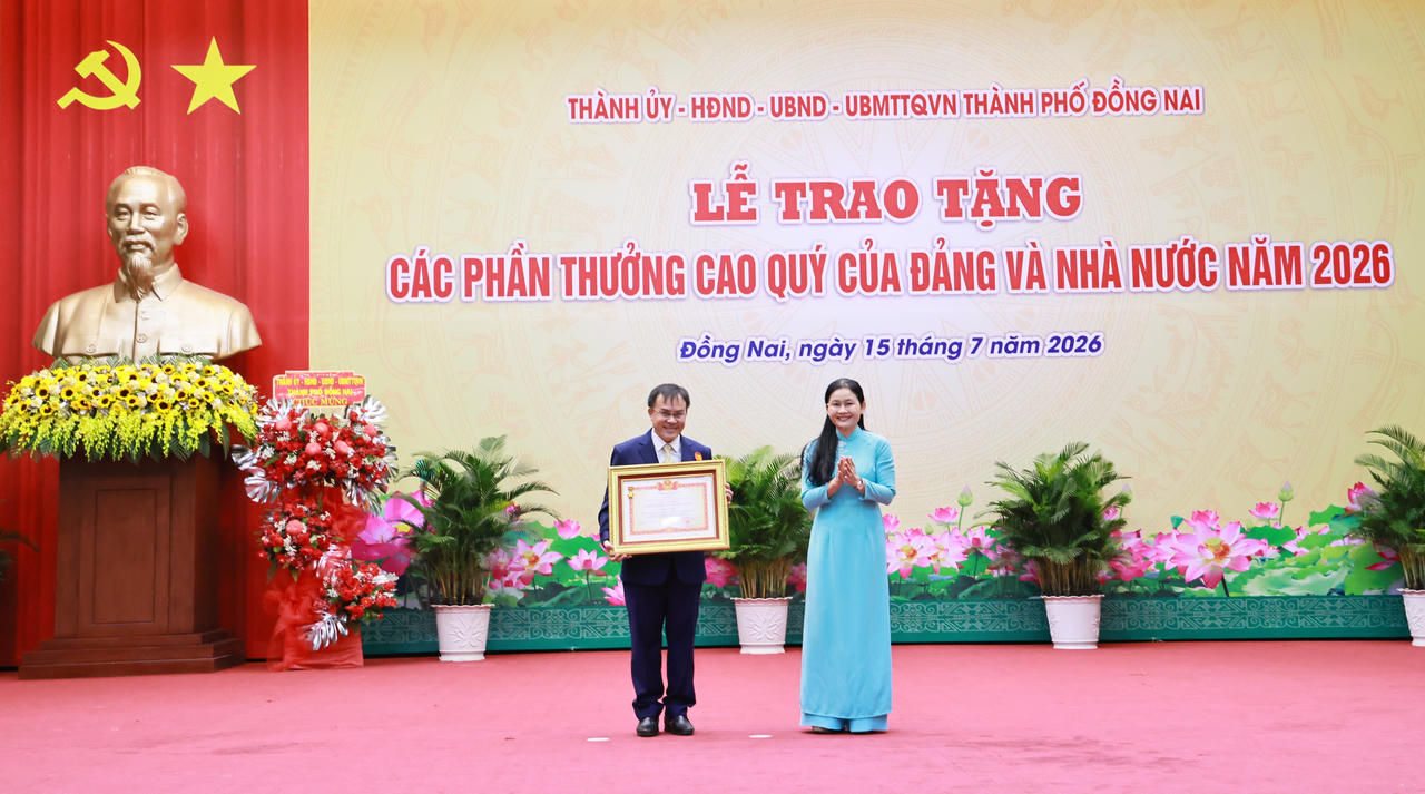 Ông Nguyễn Văn Viện đón nhận danh hiệu Chiến sĩ thi đua toàn quốc tại Đại hội Thi đua yêu nước toàn quốc lần thứ XI.