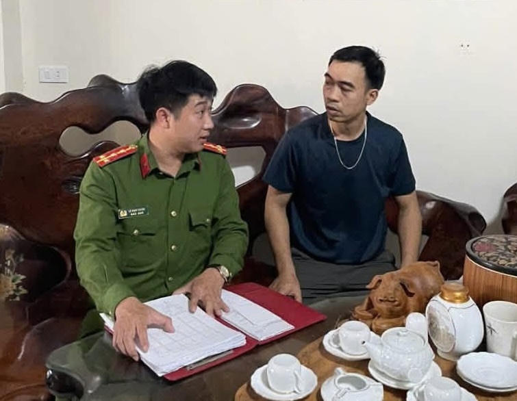 Công an Nghĩa Trụ đến từng hộ dân thu nhận mẫu ADN của thân nhân liệt sĩ Công an Nghĩa Trụ đến từng hộ dân thu nhận mẫu ADN của thân nhân liệt sĩ