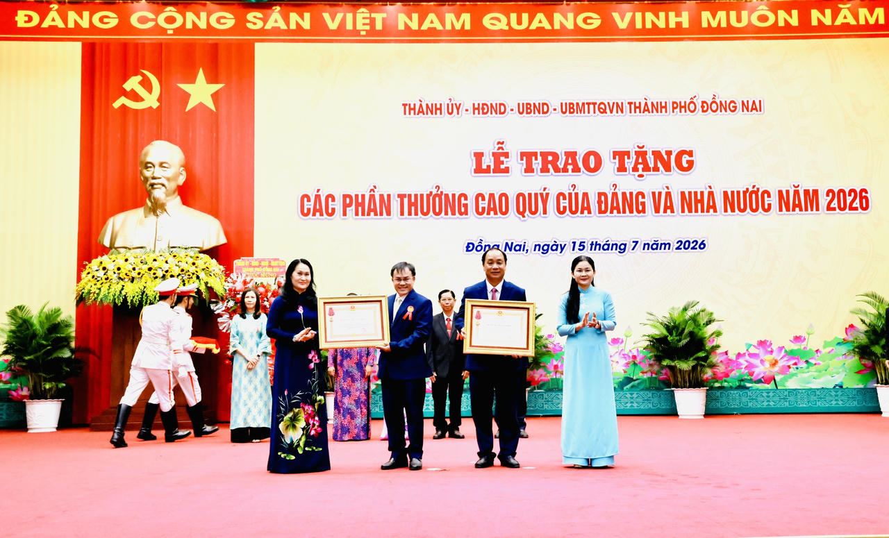 Ông Nguyễn Văn Viện đón nhận Huân chương Lao động hạng Nhì.