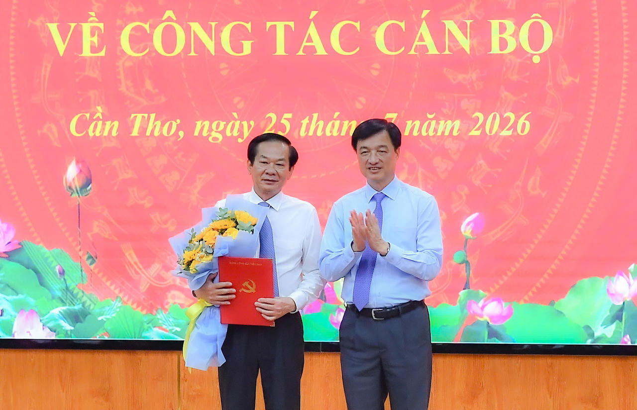 Đồng chí Nguyễn Duy Ngọc, Ủy viên Bộ Chính trị, Bí thư Trung ương Đảng, Trưởng Ban Tổ chức Trung ương (bên phải) trao quyết định của Bộ Chính trị cho đồng chí Đỗ Thanh Bình. (Ảnh: HV)