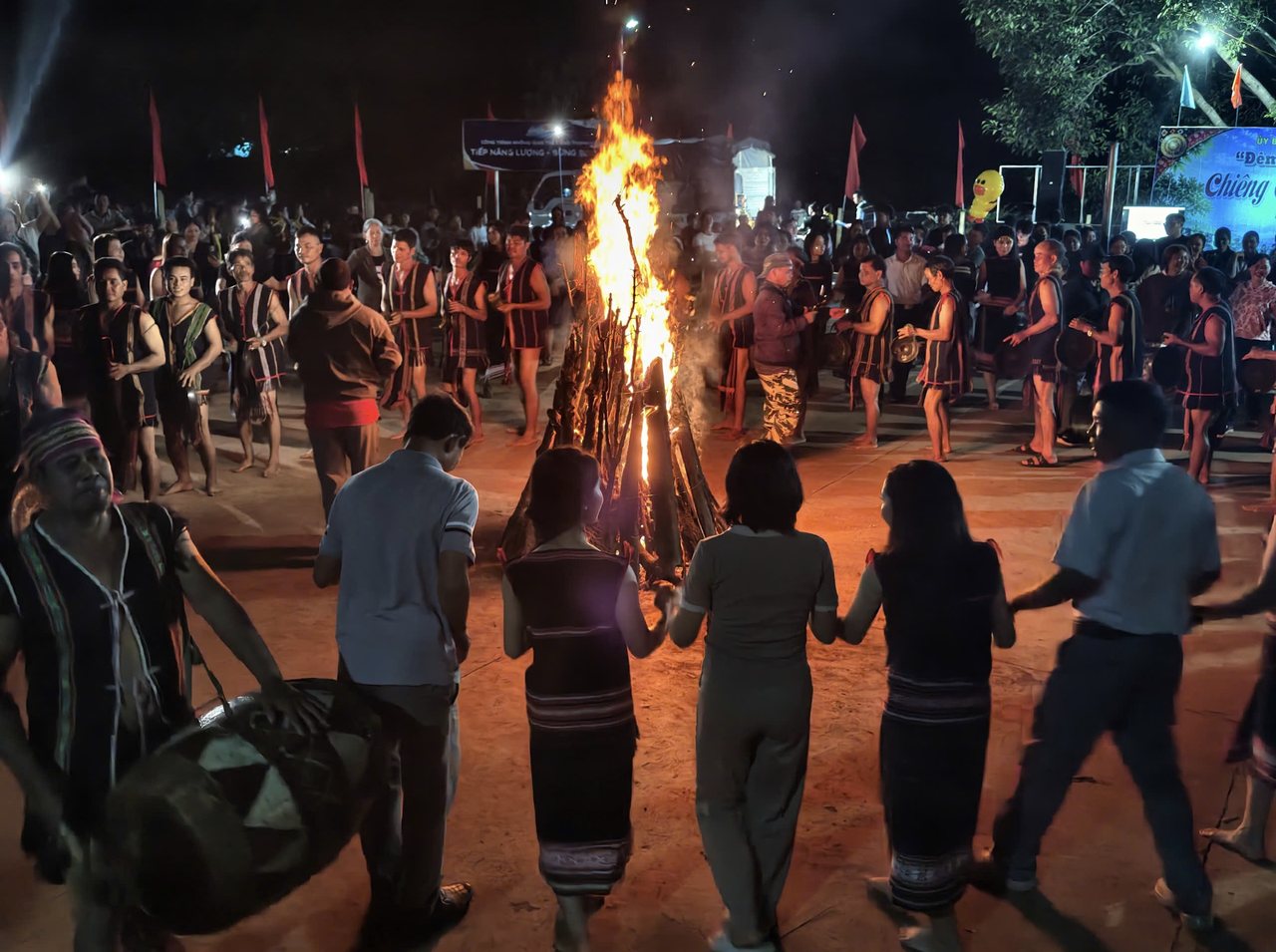 Người dân và du khách hòa mình trong không gian văn hóa "Đêm hành trình của Chiêng cổ - Mrông Yố". (Ảnh: Chí Bình)