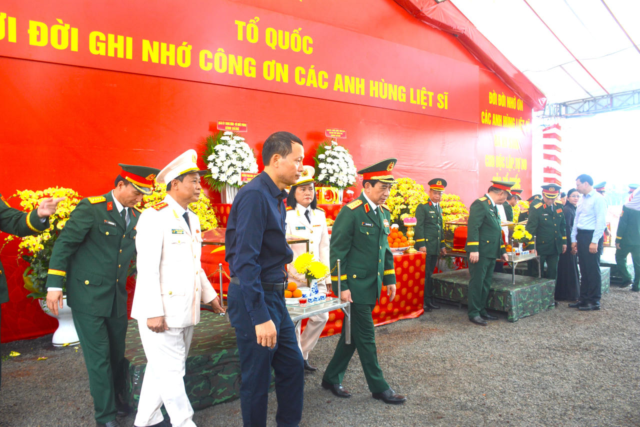 Đại tướng Phan Văn Giang, Ủy viên Bộ Chính trị, Phó Thủ tướng Chính phủ, Bộ trưởng Bộ Quốc và Bí thư thành uỷ Đồng Nai - Vũ Hồng Văn thực hiện Nghi lễ quy tập hài cốt liệt sĩ. Ảnh Duy Trường