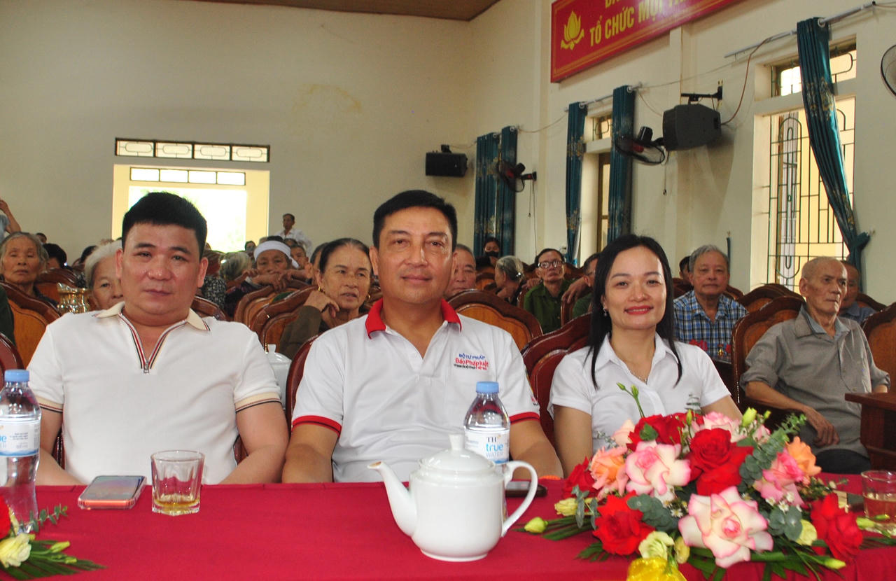 Các đại biểu tại buổi trao quà. Ảnh: HA