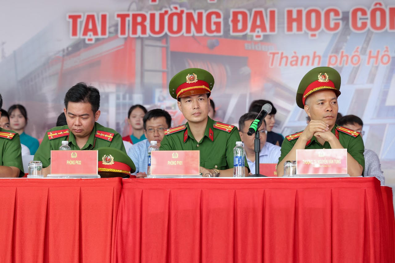 Thượng tá Nguyễn Văn Tùng (bìa phải), Phó Trưởng phòng PC07 công an TP HCM cùng đại diện các đơn vị nghiệp vụ tại buổi thực tập (Ảnh: Ban tổ chức)