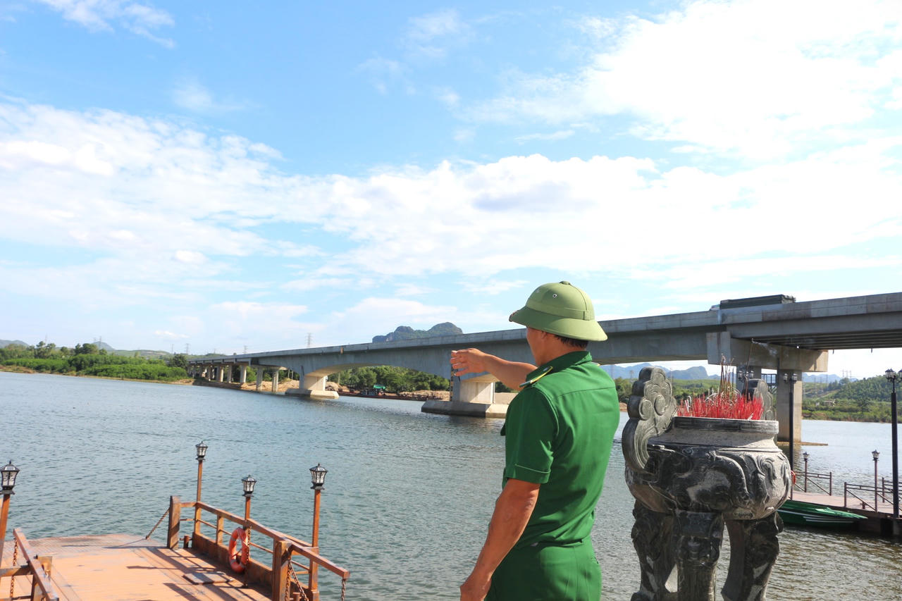 Dòng Long Đại vẫn lặng lẽ chảy, mang theo ký ức của một thời "hoa lửa" và nhắc nhớ về những người đã ngã xuống vì độc lập, tự do của Tổ quốc. (Ảnh: M.P).