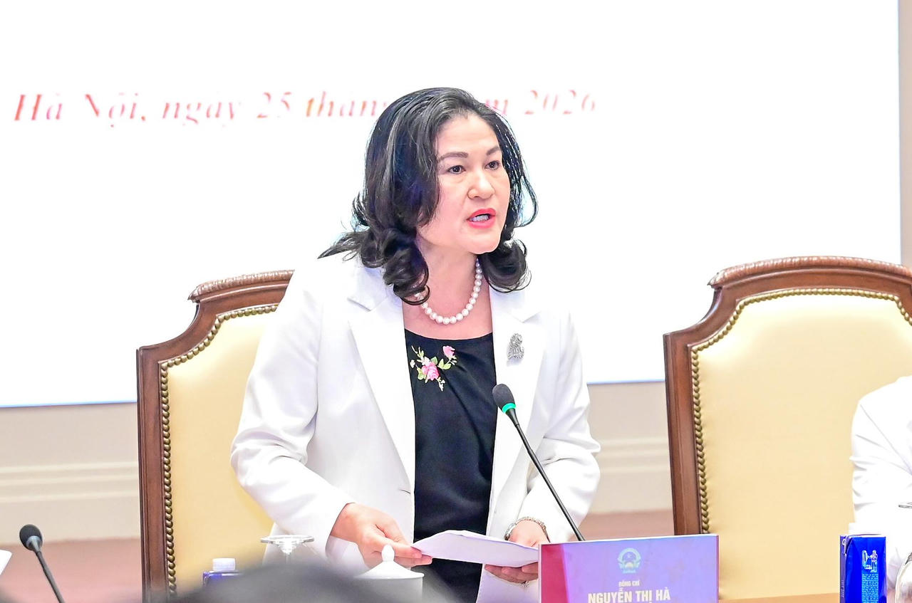 Thứ trưởng Nguyễn Thị Hà trả lời câu hỏi của các phóng viên báo chí.
