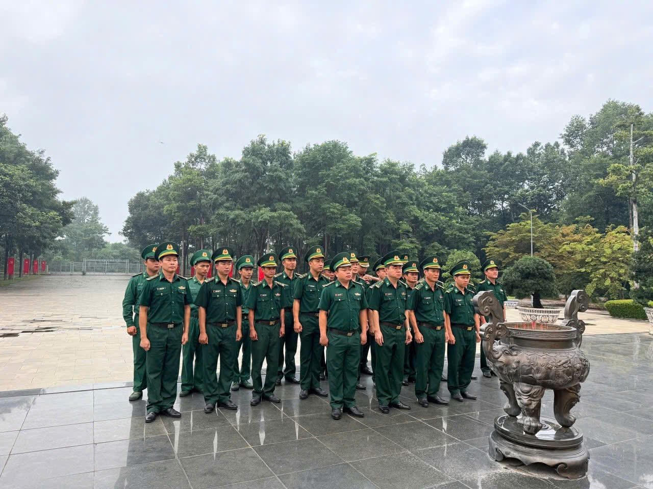 Cán bộ, chiến sĩ Đồn Biên phòng Cửa khẩu Lộc Thịnh dâng hương tri ân các anh hùng liệt sĩ tại Căn cứ Tà Thiết